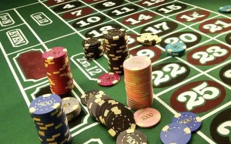 Pengguna membaca pertanyaan dan jawaban di halaman FAQ mangkok4d yang informatif